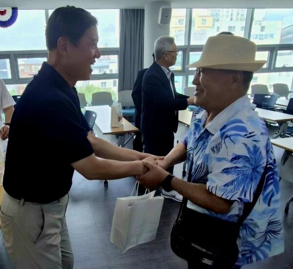 지난 21일 신천지자원봉사단 부산서부지부가 월남전참전자회 영도구지회를 방문하여 여름 물품키트를 전달하고 있다. (사진제공=신천지자원봉사단 부산서부지부)