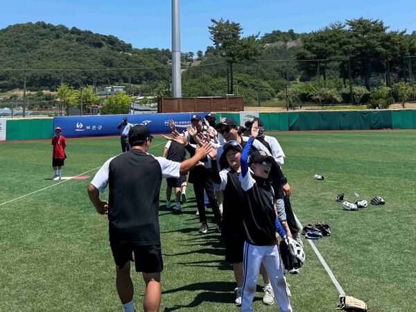 KBO는 초등학생 자녀와 보호자가 함께 참여하는 '2026년 야구로 통하는 가을 티볼캠프' 참가자를 7월 24일부터 8월 7일 오후 6시까지 모집한다(사진=KBO)