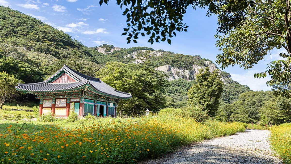 선인봉 아래 고즈넉하게 자리한 실상사. / 전북 공식 블로그
