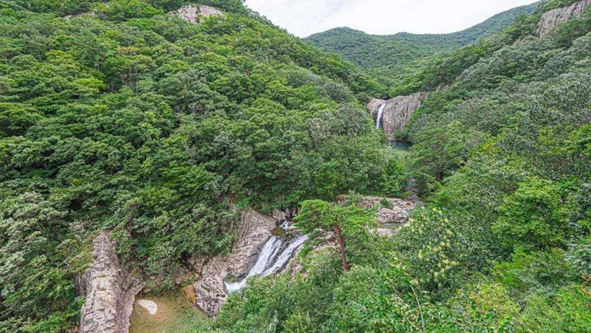 푸른 내변산 산자락에 둘러싸인 직소폭포 전경. /  한국관광공사