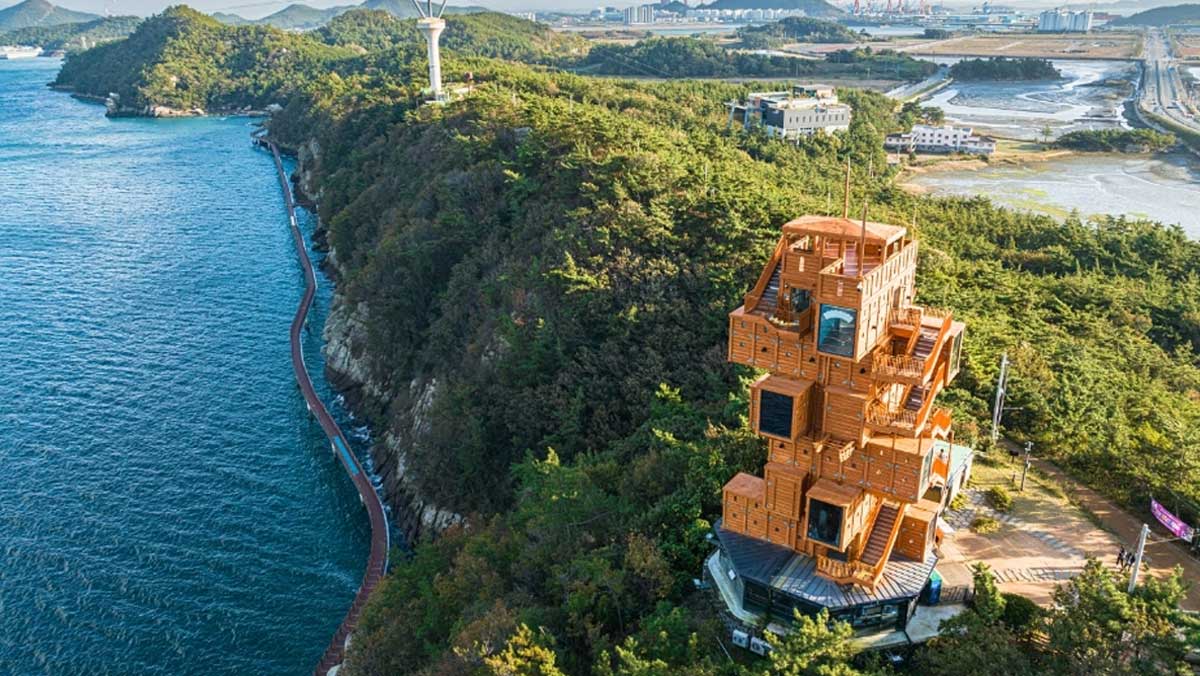 해안 절벽을 따라 1.8km 길게 연결된 해상데크길. / 한국관광공사