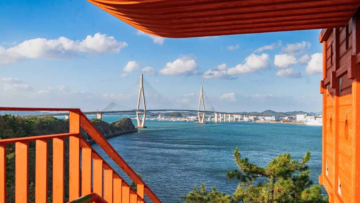 전망대 난간 너머로 시원하게 펼쳐진 목포대교. / 한국관광공사
