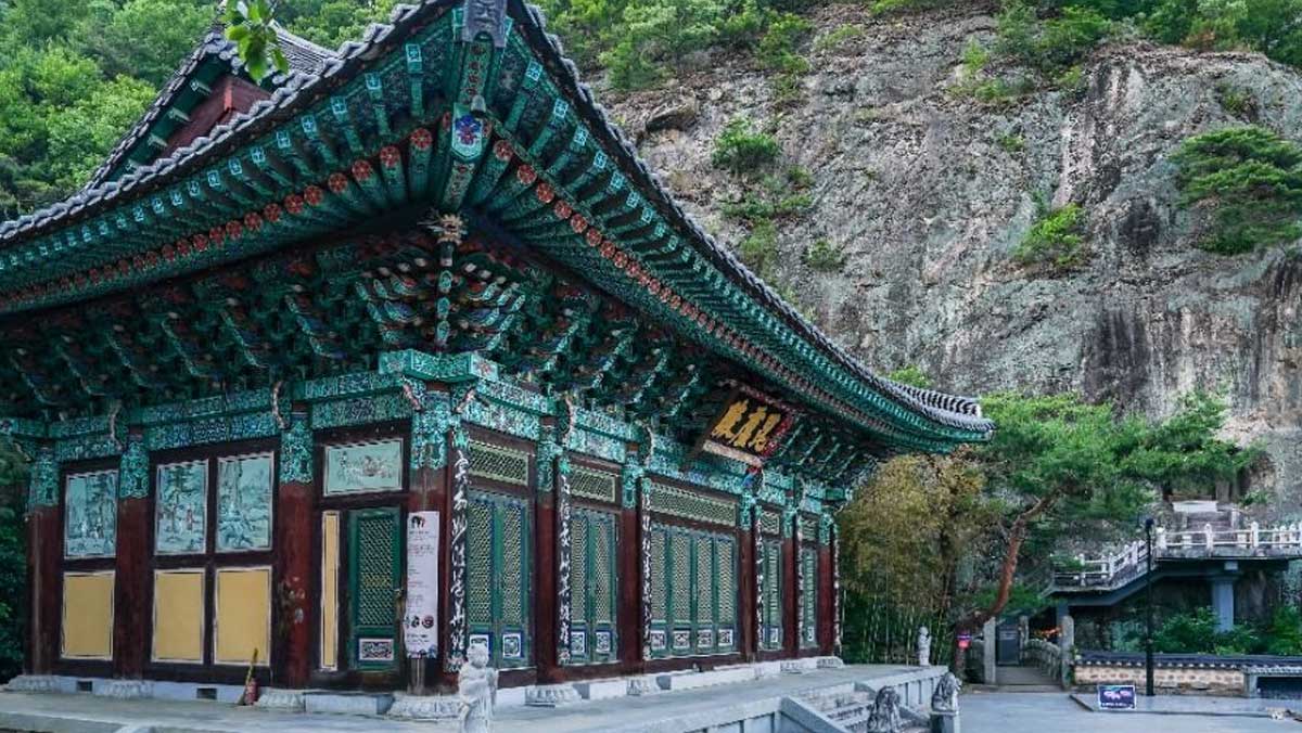 석굴 암벽 아래 고즈넉하게 자리한 사찰 전각. / 한국관광공사