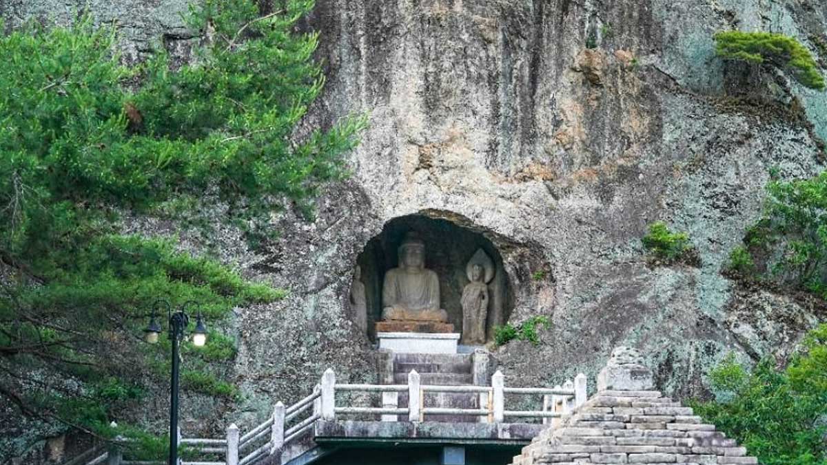 암벽 한가운데 위치한 석굴과 삼존불 전경. / 한국관광공사