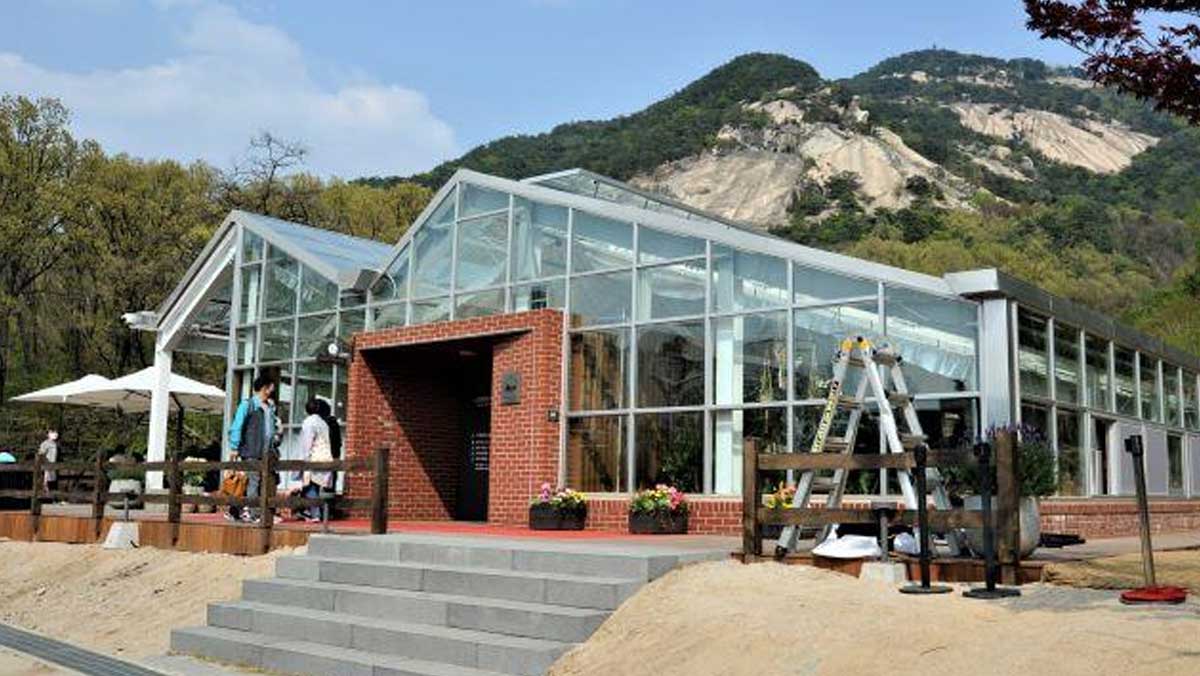 불암산 암봉 아래 위치한 노원정원지원센터. / 내 손안에 서울