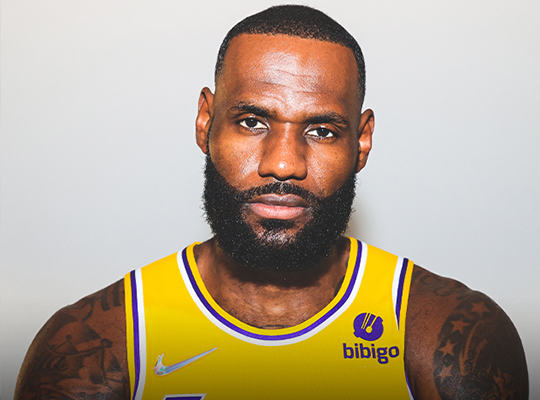 비비고 마크가 새겨진 유니폼을 입은 르브론 제임스(사진=LA LAKERS)