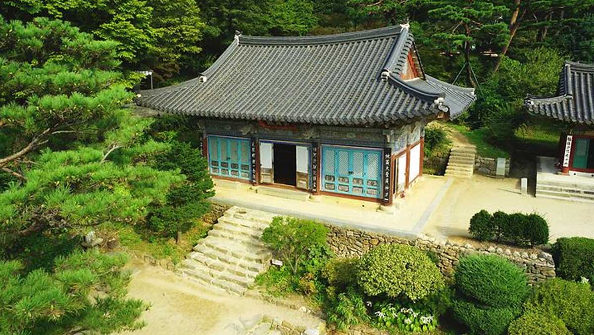 오랜 역사와 유산을 간직한 단아한 전각 모습. / 강화군청