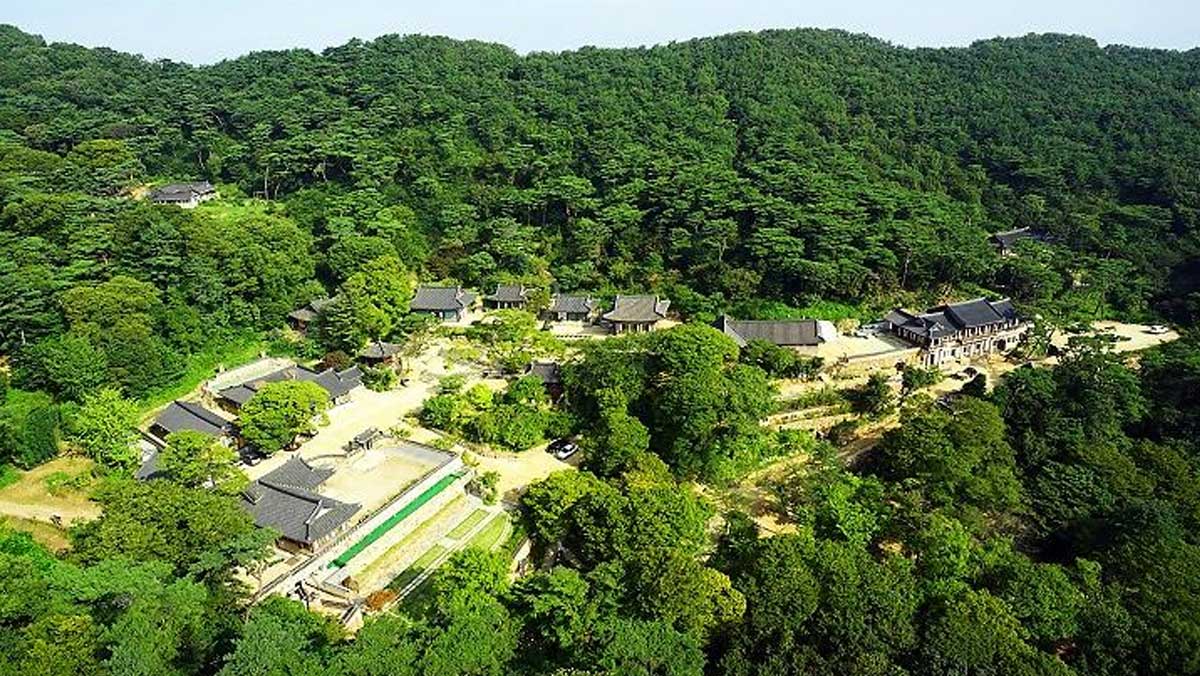 정족산 숲으로 둘러싸인 전등사 전체 항공 뷰. / 강화군청