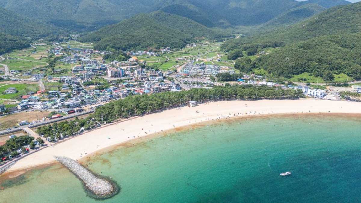 반달 모양의 해안선과 산세가 어우러진 해변 전체 전경. / 한국관광공사