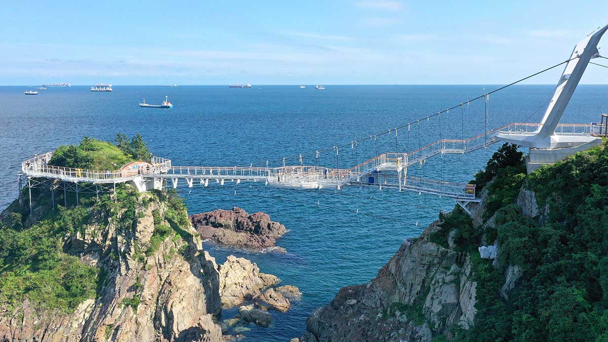 암남공원 절벽과 동섬을 잇는 해상 구름다리. / ⓒ한국관광콘텐츠랩-부산관광공사