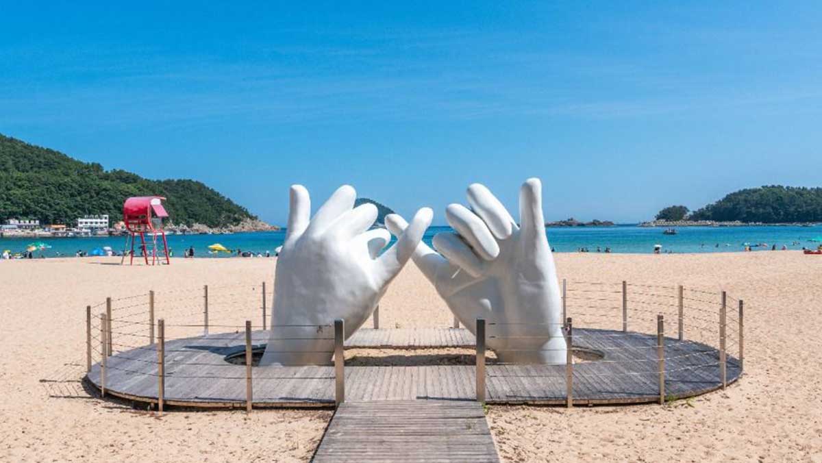 백사장 위에 세워진 손가락 약속 모양 조형물 포토존. / 한국관광공사