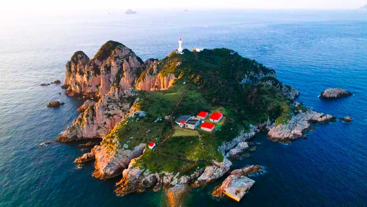 해안 절벽과 어우러진 소매물도 등대섬 전경. / 한국관광공사
