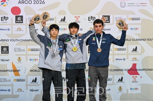 아르코 월드클라이밍 유스 챔피언십 볼더 1위 박범진(중), 2위 정찬진(좌). /제공= 대한산악연맹