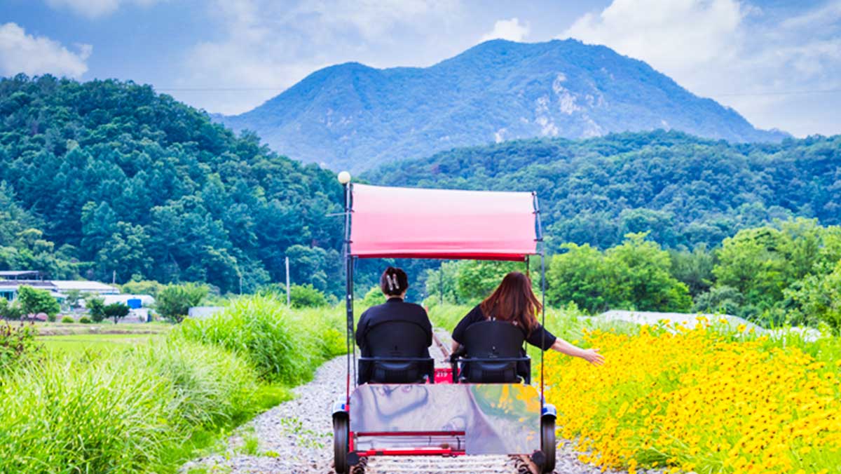 아름다운 철길을 따라 탑승객들이 북한강과 산세가 어우러진 풍경을 감상하고 있다. / 한국관광공사
