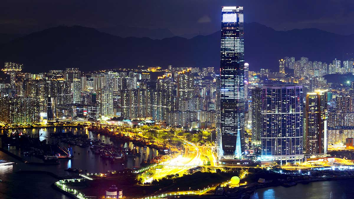마천루와 바다가 어우러진 구룡반도 야경. / leungchopan-shutterstock