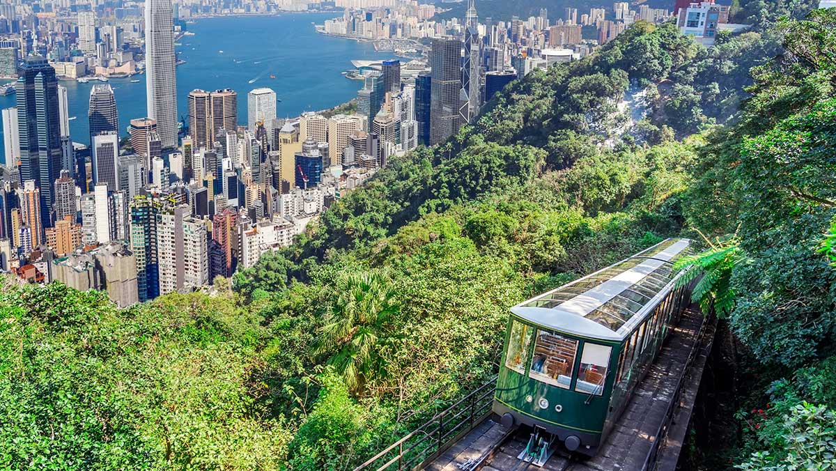 빅토리아 피크를 오르는 피크트램과 홍콩 도심 전경. / aapsky-shutterstock