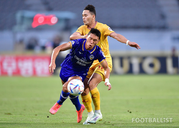 박성우(왼쪽, 충남아산), 헤이스(오른쪽, 광주FC). 서형권 기자
