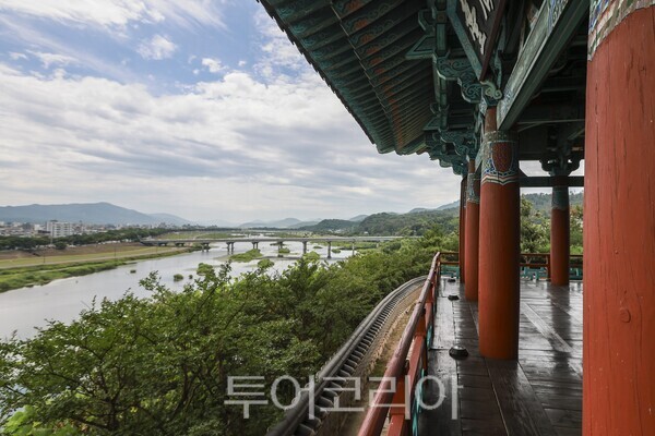경주를 흐르는 형산강이 내려다보이는 금장대./사진-경주시
