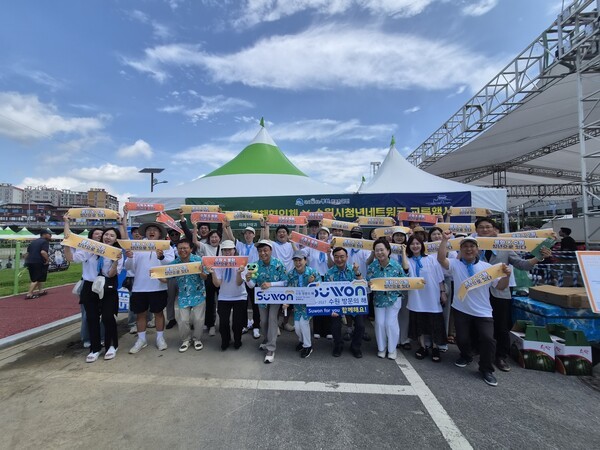 수원시 청년들이 봉화은어축제장을 방문하고 봉화군과 상호교류를 지속적으로 추진하기로 했다./사진-봉화군