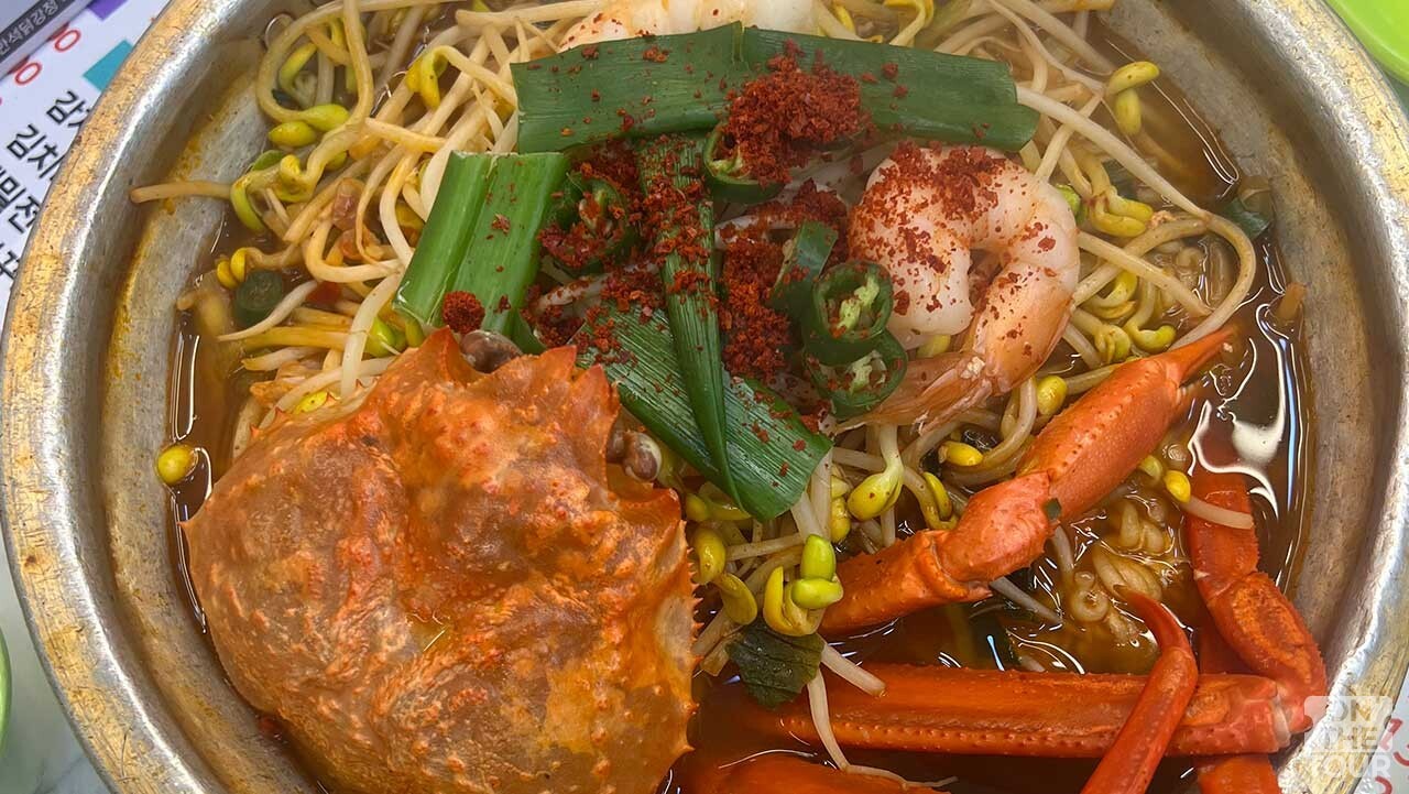 홍게 한 마리가 통째로 들어간 얼큰한 홍게라면. / 온더투어