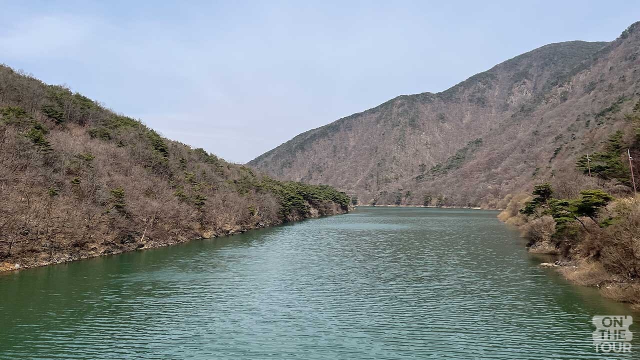 산자락을 따라 은은하게 펼쳐진 괴산호 수변 풍경. / 온더투어