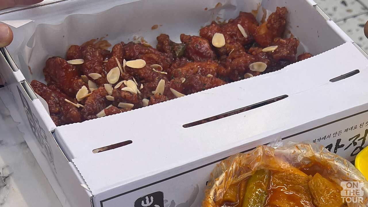 중앙시장의 대표 포장 먹거리인 만석닭강정. / 온더투어
