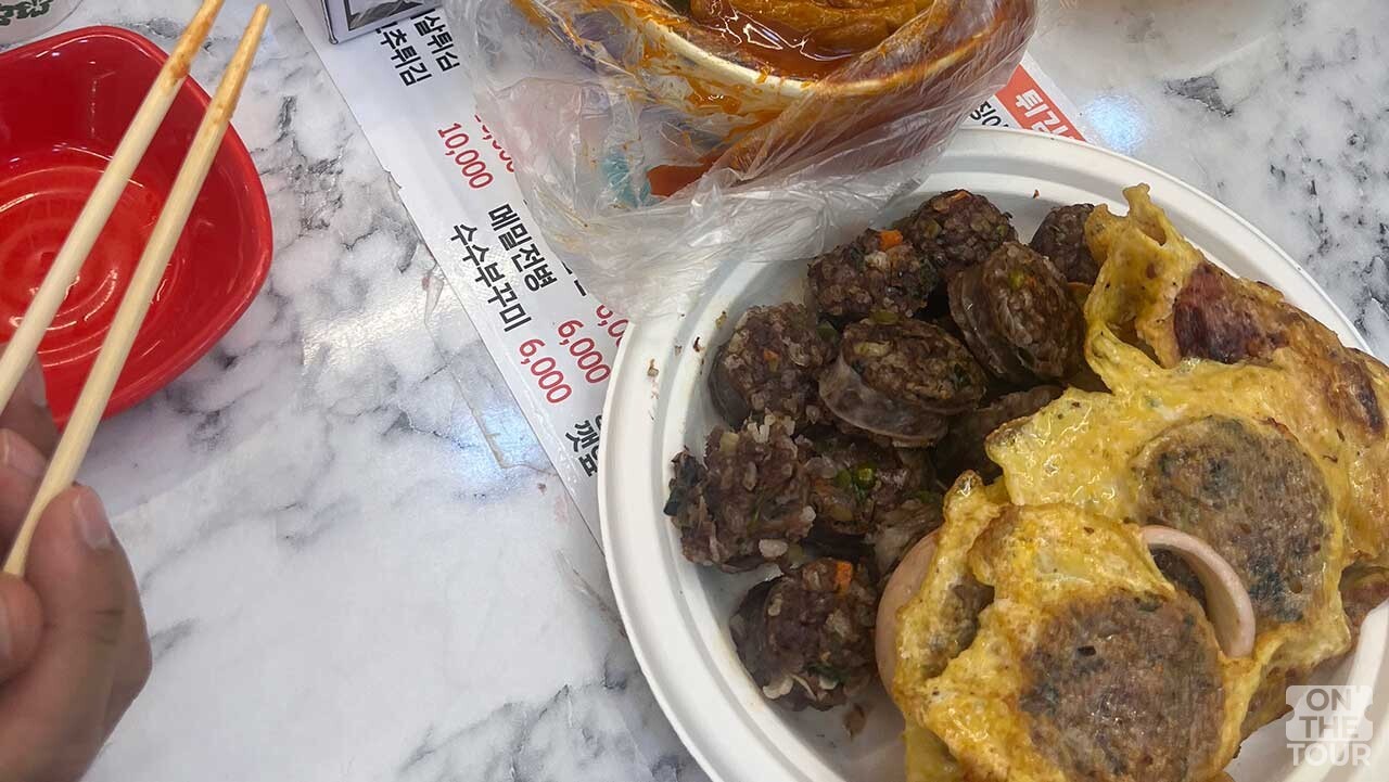 달걀물을 입혀 노릇하고 고소하게 부쳐낸 오징어순대. / 온더투어