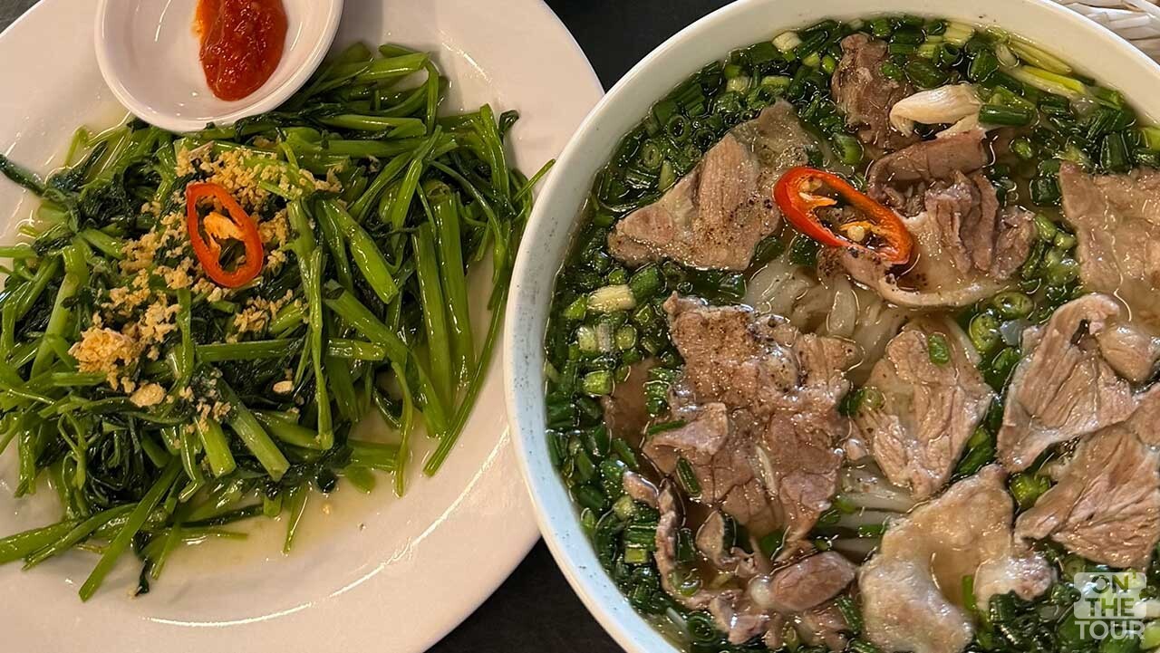 포슈아의 대표 메뉴인 진한 소고기 쌀국수와 모닝글로리 볶음. / 온더투어