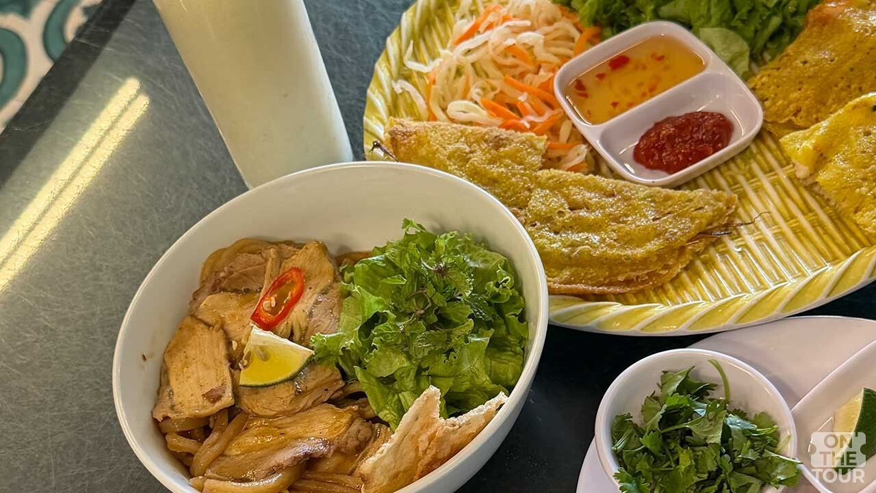 바삭하게 구워낸 반세오와 현지 면요리 상차림. / 온더투어