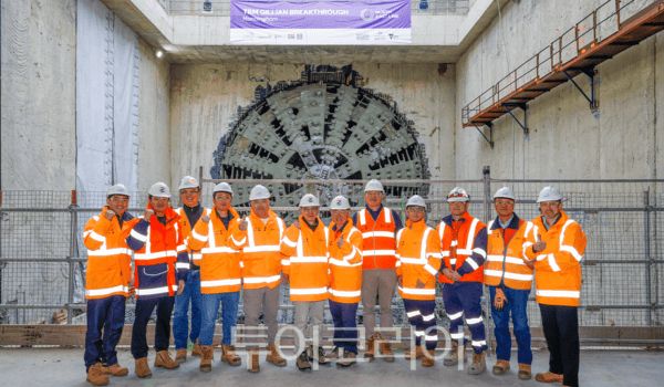 호주 NEL 도로공사 현장에서 성공적인 TBM 터널 굴착 완료하고, GS건설 직원 및 사업 관계자들과 기념사진 촬영하고 있다 