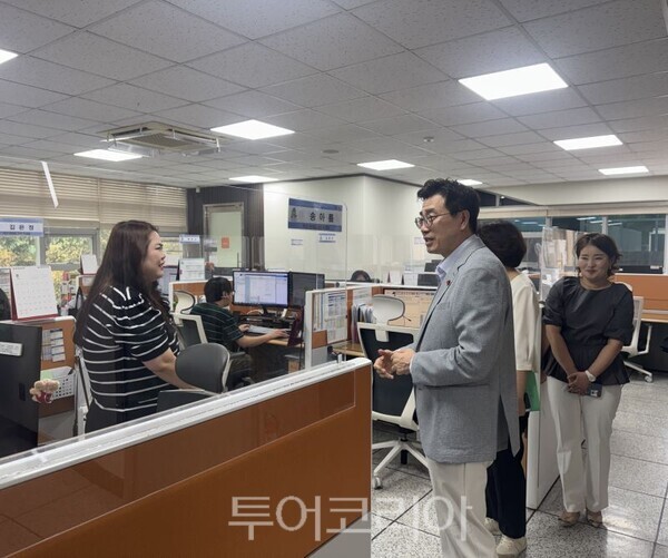평택시 민원상담 콜센터 찾아 직원들을 격려하는 최원용 시장/투어코리아뉴스 정명달 기자