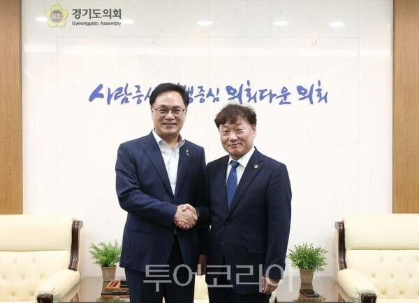 남종섭 경기도의장과 송형곤 전남광주통합특별시의회 초대 의장/투어코리아뉴스 정명달 기자