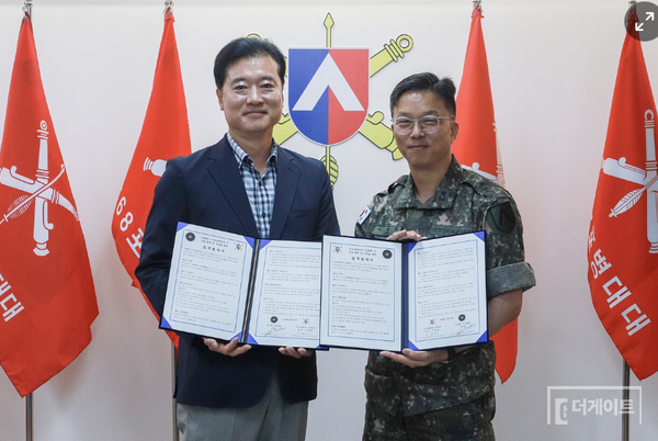 김포FC 권일 단장(사진 왼쪽). 권 단장은 고정운 김포FC 감독의 에이전트였다. 고객인 고 감독이 김포FC 사령탑이 된 뒤, 권일은 고 감독의 추천으로 김포FC 대외협력팀장으로 구단에 들어왔다. 그 후 김포시의회가 조례까지 바꿔준 덕분에 김포FC 단장 자리까지 꿰찼다. 에이전트는 고객의 이익 극대화가 존재 이유다. 감독의 연봉, 재계약, 위약금 조건을 놓고 구단과 싸워주는 게 직업이다. 그런데 그 에이전트 출신이 구단 프런트로 들어가면, 구단의 협상 전략과 재정 정보를 다 아는 상태에서, 자기 고객이었던 감독과 어떤 협상을 할 수 있단 말인가. 이것이 지자체 프로축구단의 저열한 민낯이다