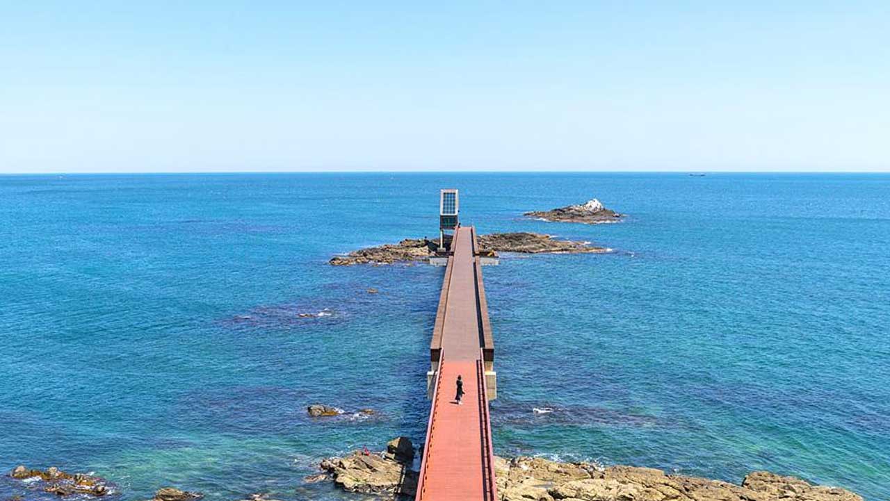 푸른 바다 전망대까지 일자로 길게 뻗어 있던 장길리 복합낚시공원 보릿돌교 전경. / 한국관광공사