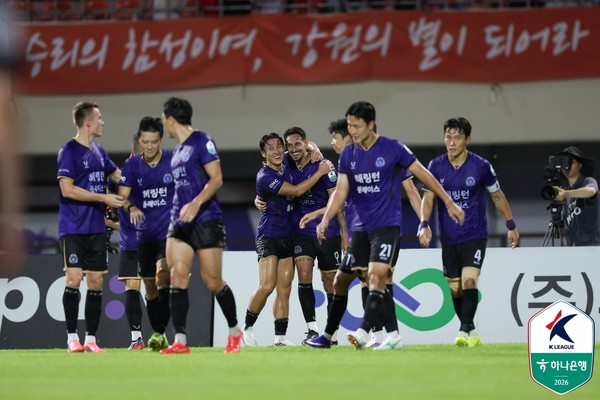 엘쿠라노(가운데, FC안양). 한국프로축구연맹 제공