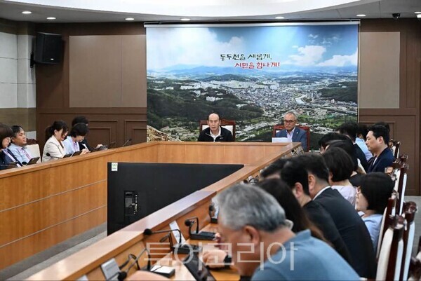 박형덕 시장이 인구감소 대응 회의를 주재하고 있다/투어코리아뉴스 정명달 기자