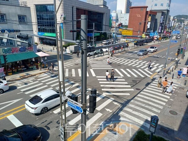 용인특례시는 시민이 안전한 도로환경 개선에 나선다 사진은 처인구청사거리/투어코리아뉴스 정명달 기자