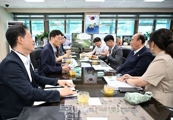 박형덕 시장이 국무조정실에 미군공여지 현안 및 지역발전사업 지원을 건의하고 있다/투어코리아뉴스 정명달 기자