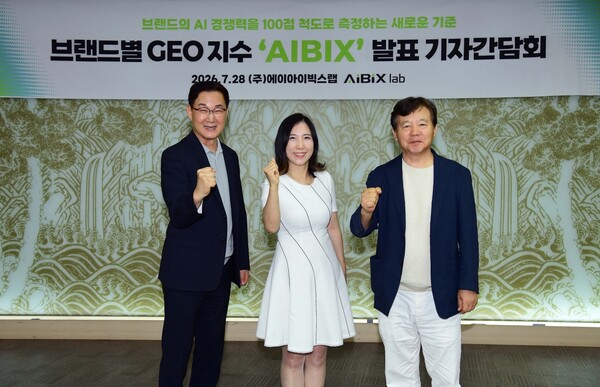 (왼쪽부터) 김준현 에이아이빅스랩 대표, 손은경 플립비 대표, 김세을 한국빅데이터학회 상임이사가 전날(28일) 서울 중구 한국의집에서 ‘AIBIX 측정 방법론 고도화와 관련 산업 발전을 위한 3자 업무협약’을 체결했다. (사진=에이아이빅스랩 제공)