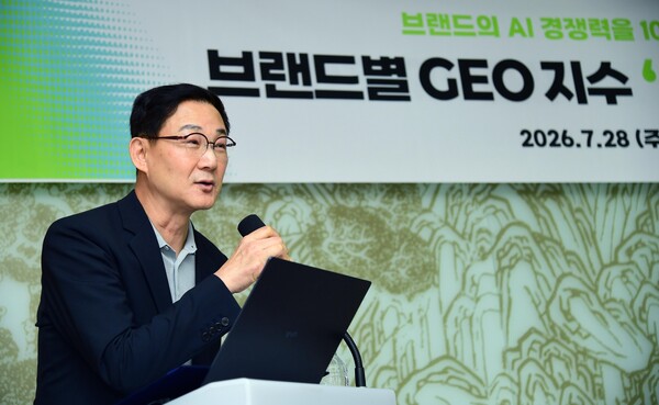 AI 브랜드 경쟁력 지수 'AIBIX' 공개 기자간담회 및 3자 업무협약식에서 김준현 에이아이빅스랩 대표가 인사말을 전하고 있다. (사진=에이아이빅스랩 제공)