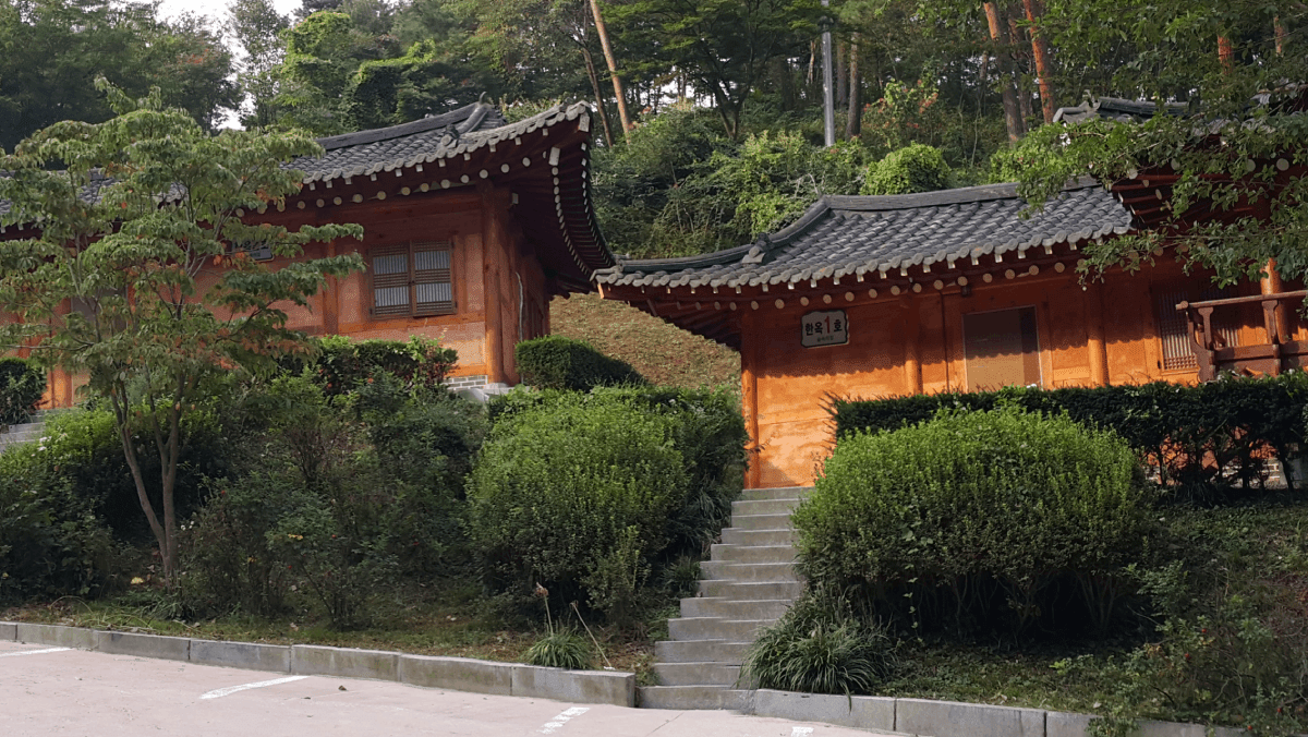 한옥 스타일의 휴양림 숙소 전경. / 충남산림자원연구소 