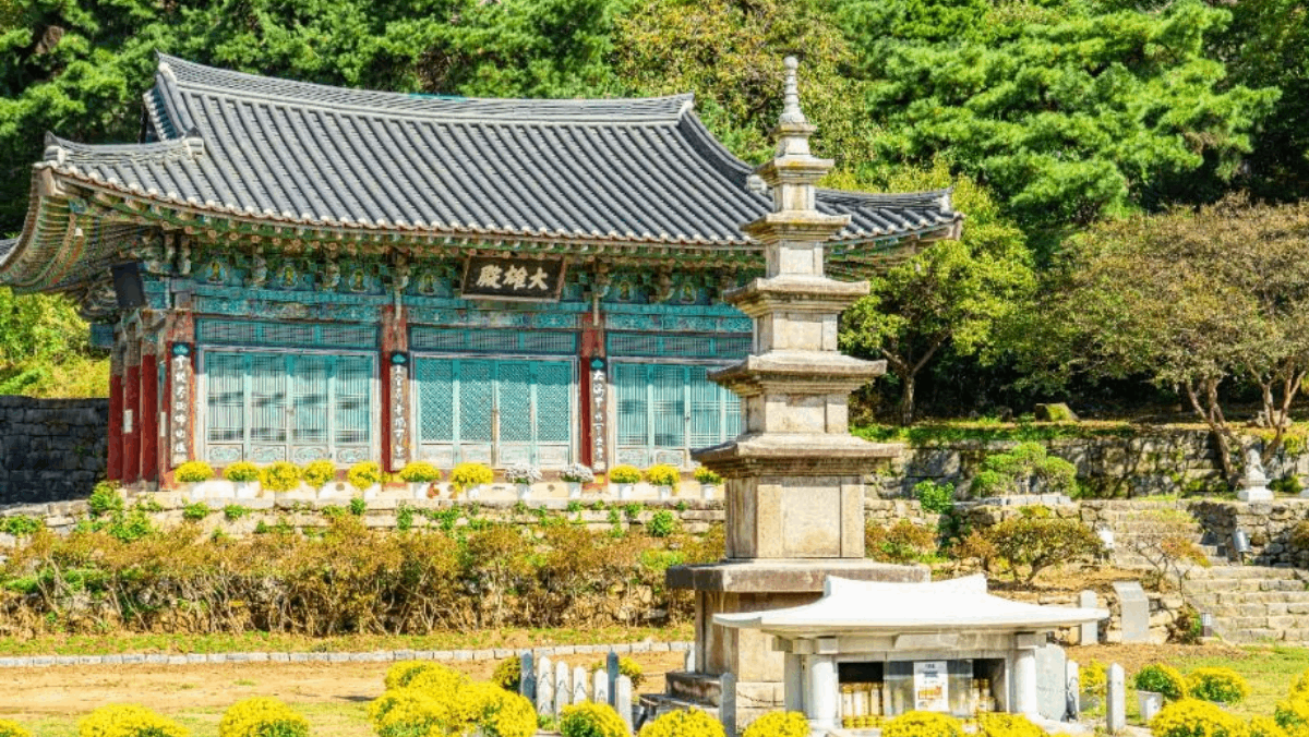 신원사의 중심 전각인 대웅전과 그 앞마당에 오랜 세월을 견뎌온 고풍스러운 다층석탑이 나란히 서 있다. / ⓒ한국관광콘텐츠랩
