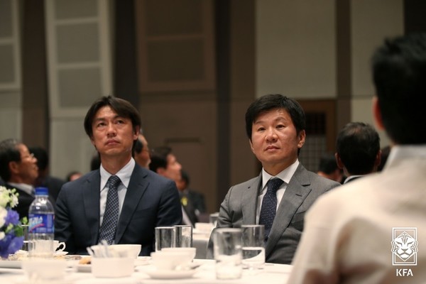 홍명보 전 대한민국 남자 축구대표팀 감독(왼쪽), 정몽규 전 대한축구협회장. 대한축구협회 제공