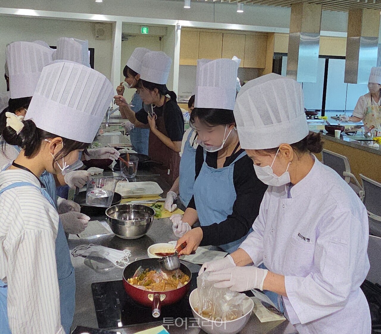 우렁콩조림를 직접 요리하는 참가자들 사진-투어코리아