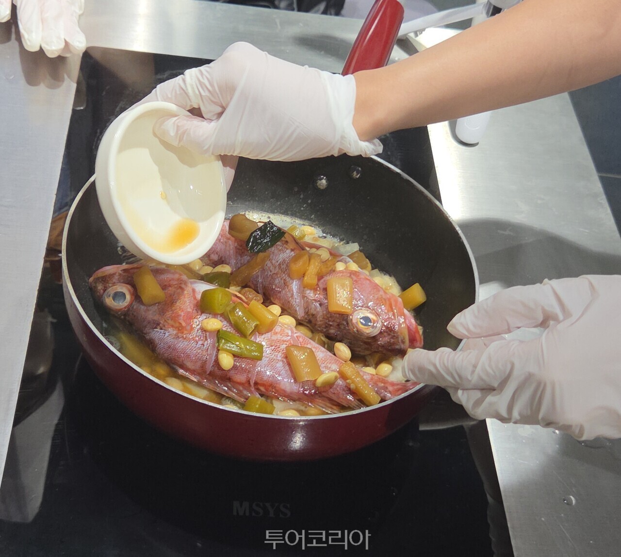우렁콩조림를 직접 요리하는 참가자들 사진-투어코리아