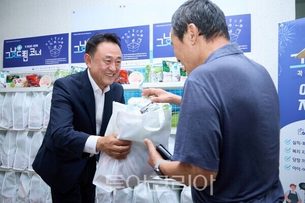 이충우 시장이 그냥드림 가계에서 시민에게  꾸러미를 전달하고 있다/투어코리아뉴스 정명달 기자
