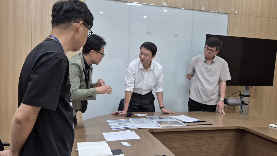 최규진 의원(오른쪽 두번째) 경기도청 공무원들과 고양시 일산동구 장항동 일원에 추진 중인  K-컬처밸리 개발사업에 대해 대화하고 있다/사진=경기도의회