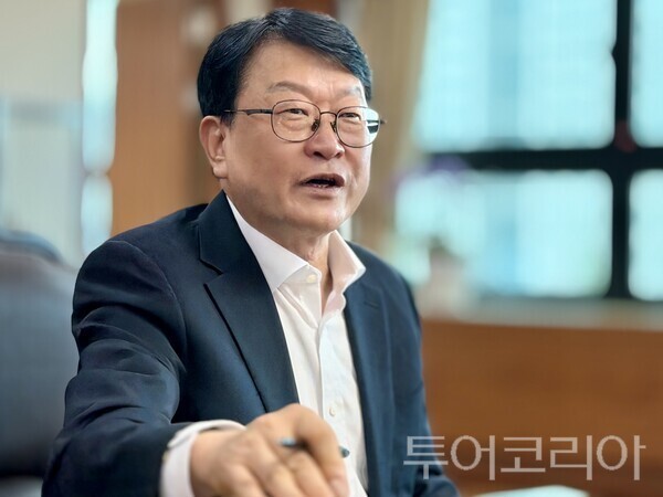 ▲오석진 대전시교육감이 28일 본지와의 인터뷰에서 민선 12기 대전교육의 핵심 운영 기조로 '공개행정'을 제시하고 있다. /사진-대전시프레스협회