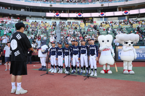 KBO는 29일 인천 SSG 랜더스필드에 리틀야구 대표팀 선수단을 초청해 대대적인 축하 행사를 열었다(사진=KBO)