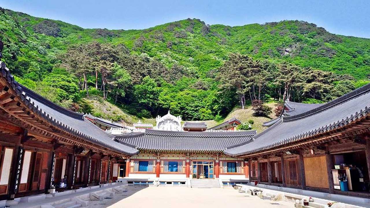 문수산 울창한 산자락에 아늑하게 들어선 축서사 전각. / 한국관광콘텐츠랩